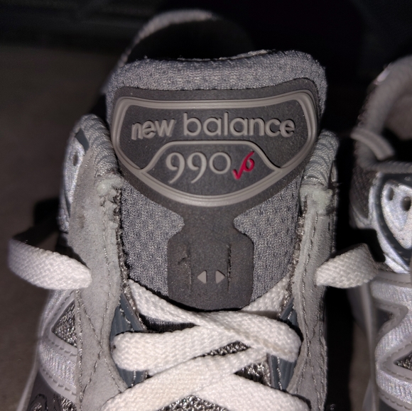 LIKE NEW Child Size 13 New Balance 990 v6 - Picture 6 of 8